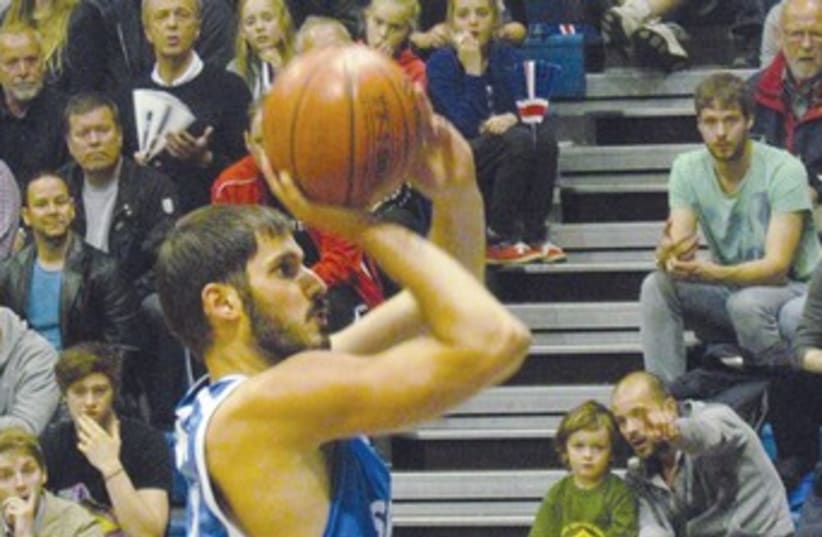 Omri Casspi 370 (photo credit: Israel Basketball Association)