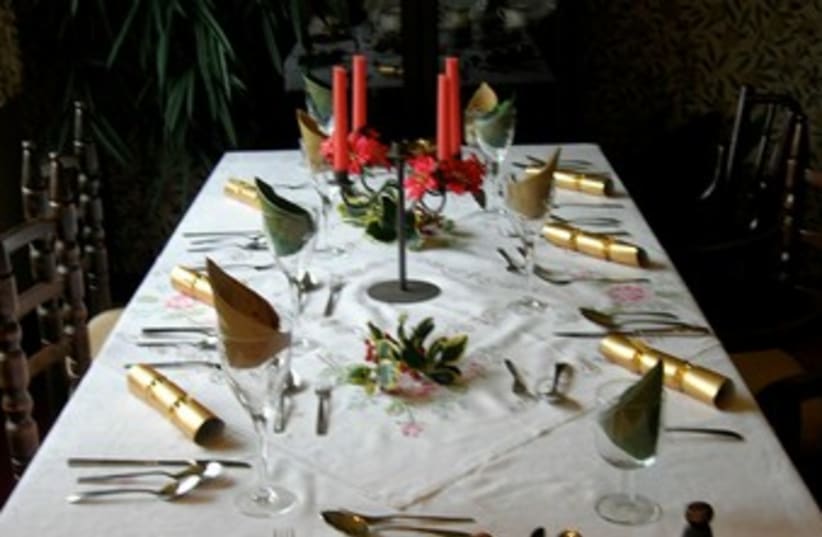 Rosh Hashana table (photo credit: Wikicommons)