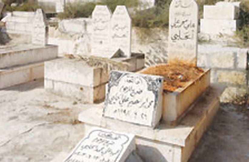 arab graves 88 224 (photo credit: Ariel Jerozolimski)