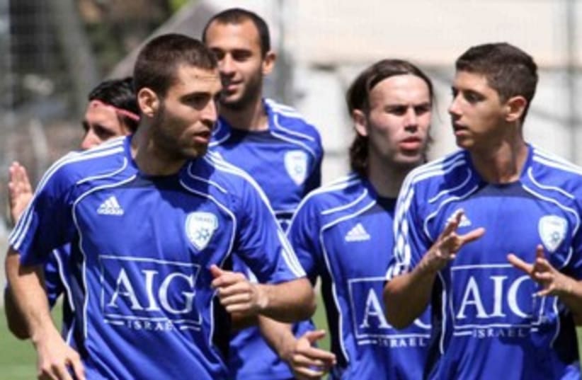 Israeli national soccer team training 370 (photo credit: Adi Avishai)