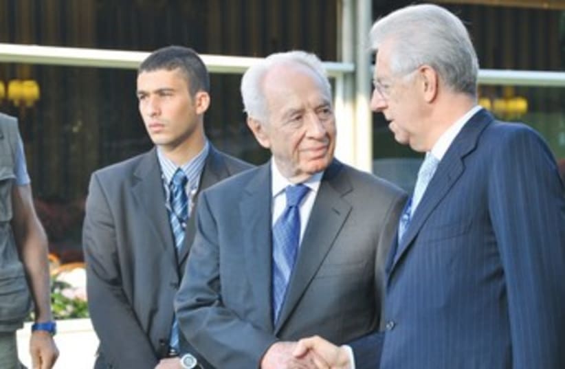PERES meets with Italian Prime Minister Mario Monti 370 (photo credit: Amit Frenkel/President’s Bureau)