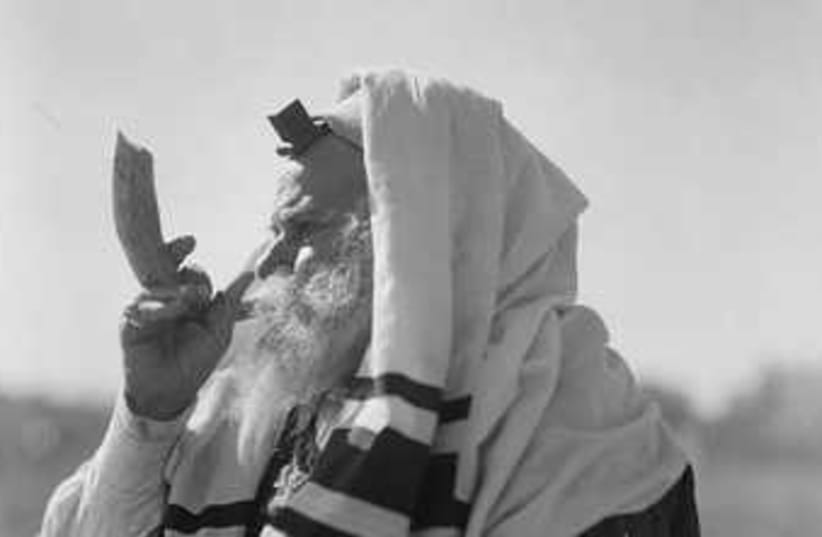 Rabbi blowing shofar (photo credit: American Colony-Jerusalem-Photo Dept.)