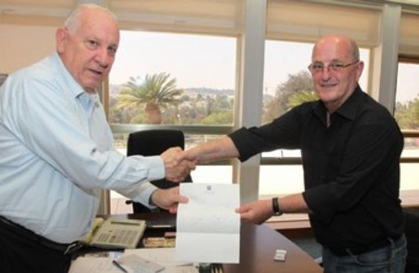 Yossi Peled hands resignation to Reuven Rivlin 370 (photo credit: Courtesy Knesset spokesman)