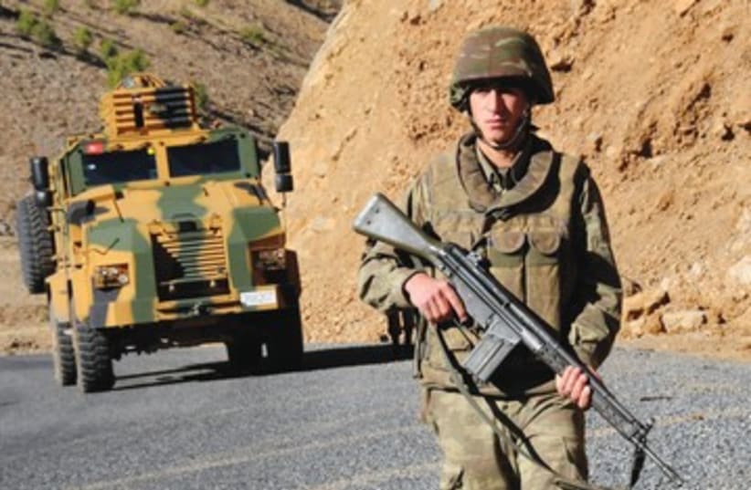 Turkish soldier near Iraq border 390 (photo credit: REUTERS)