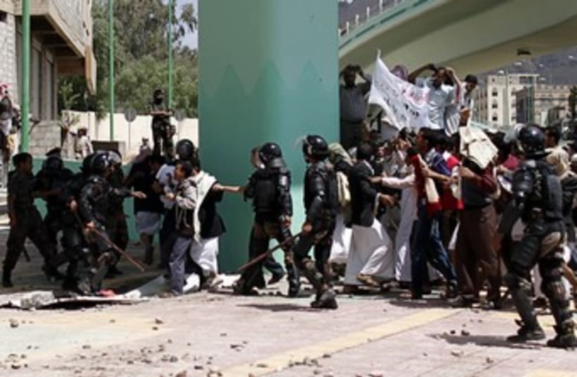 Police stop protesters entering US embassy in Yemen 370 (photo credit: Khaled Abdullah Ali Al Mahdi / Reuters)
