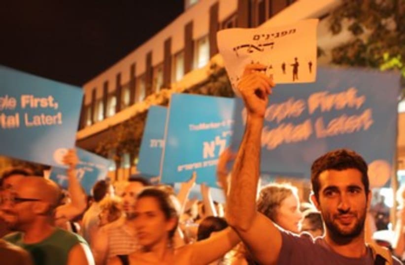 'Haaretz' employees protest impending layoffs 370 (photo credit: Ben Hartman)