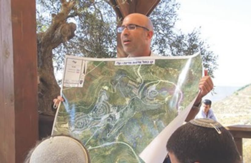Koby Elraz shows map of his settlement 370 (photo credit: Tovah Lazaroff)