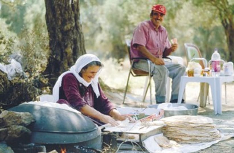 Making pita near Isfiya (photo credit: www.goisrael.com)