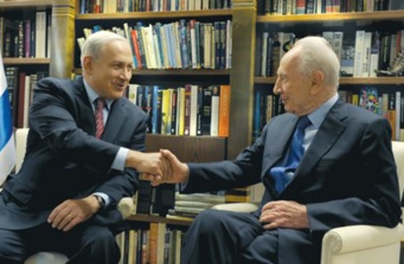 Netanyahu and Peres 370 (photo credit: Moshe Milner/GPO)