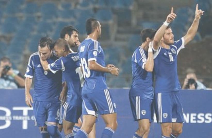 Israel NT celebrates against Luxembourg 370 (photo credit: Ronen Zvulun/Reuters)