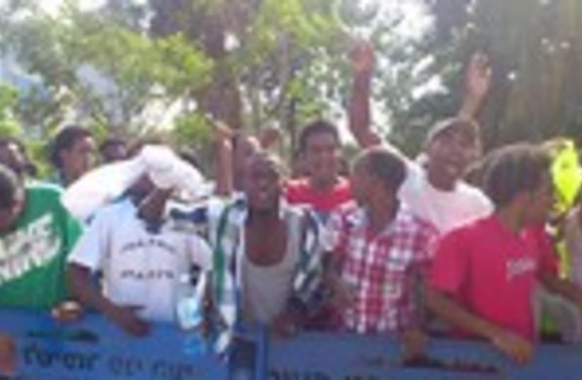 Eritrean migrants protest Negev detention center150 (photo credit: Ben Hartman)