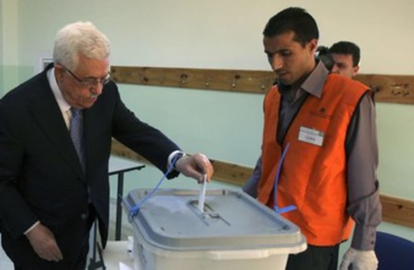 PA President Mahmoud Abbas votes 370 (photo credit: REUTERS/POOL New)