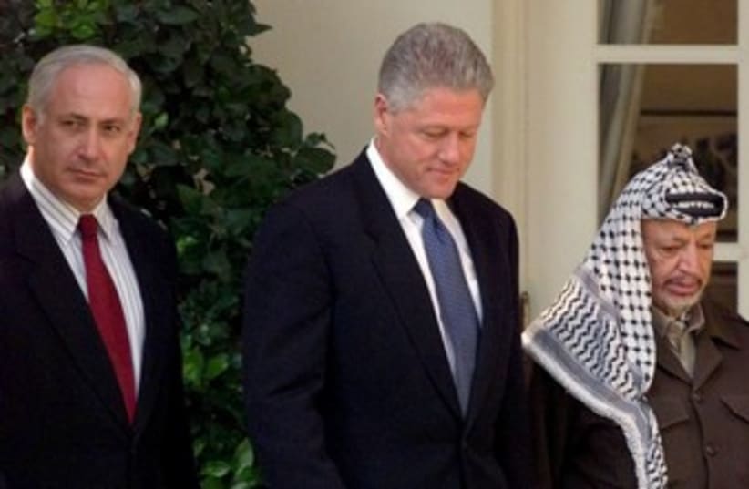 Binyamin Netanyahu, Bill Clinton and Yasser Arafat  370 (photo credit: REUTERS)