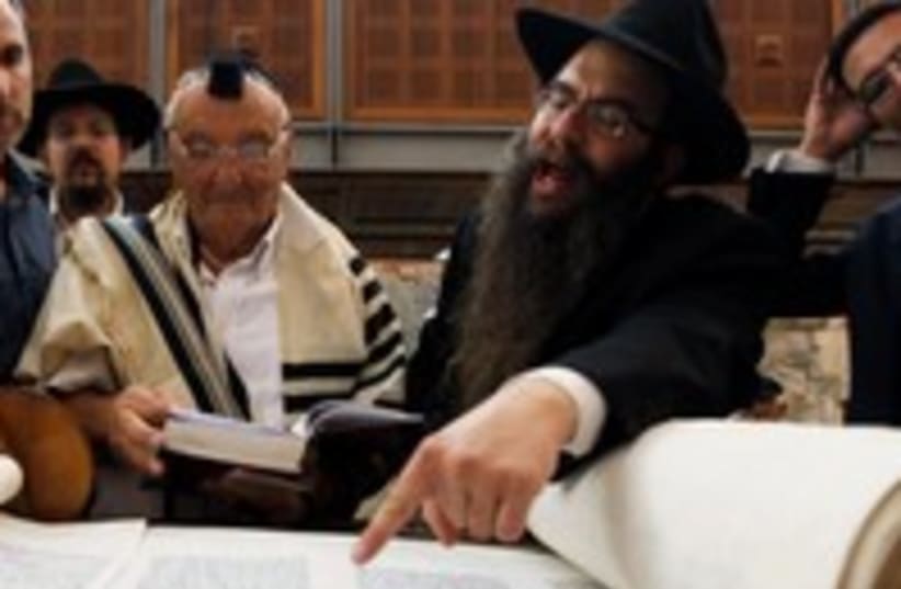 Holocaust survivors read Torah at the Kotel 370 (photo credit: REUTERS/Baz Ratner)