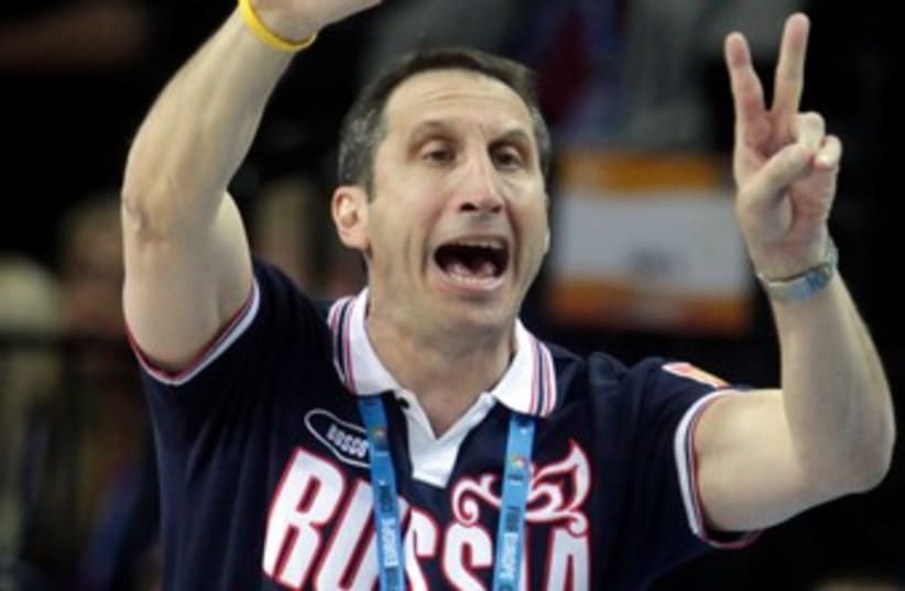 David Blatt coaching Russian nat'l team 370 (R) (photo credit: Ray Stubblebine / Reuters)