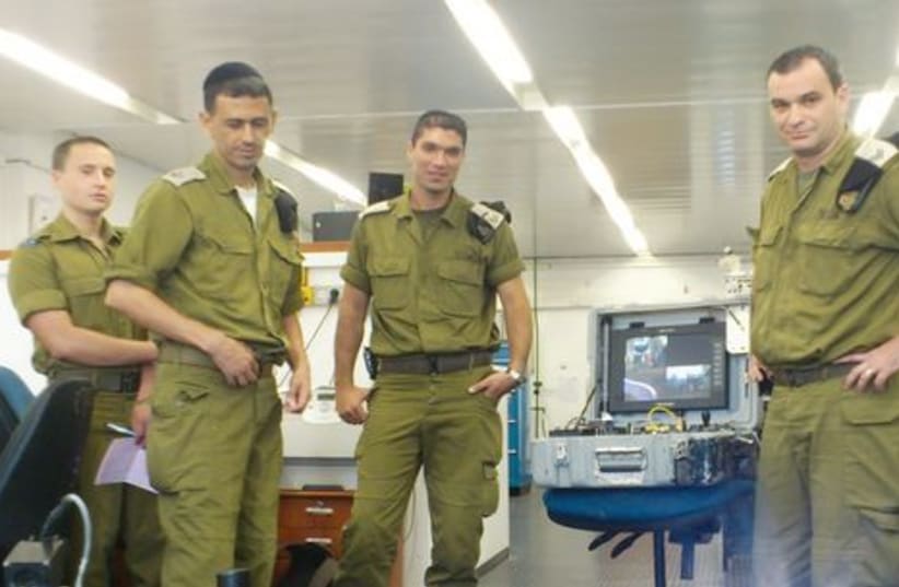 Soldat et robot 521 (photo credit: Yaakov Lappin)