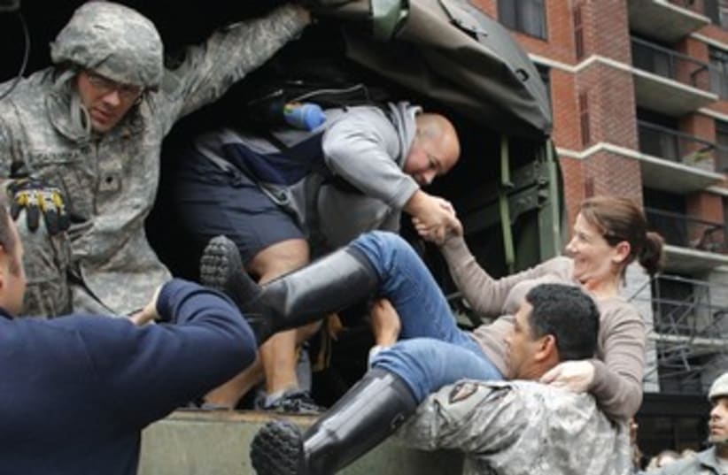 US soldiers help rescue New Jersey residents from storm 370 (photo credit: Eduardo Munoz/Reuters)