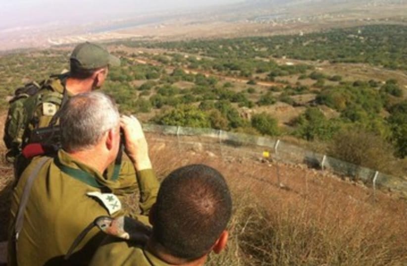 IDF Chief of Staff Benny Gantz tours Syrian border 390 (photo credit: IDF Spokesman Unit)