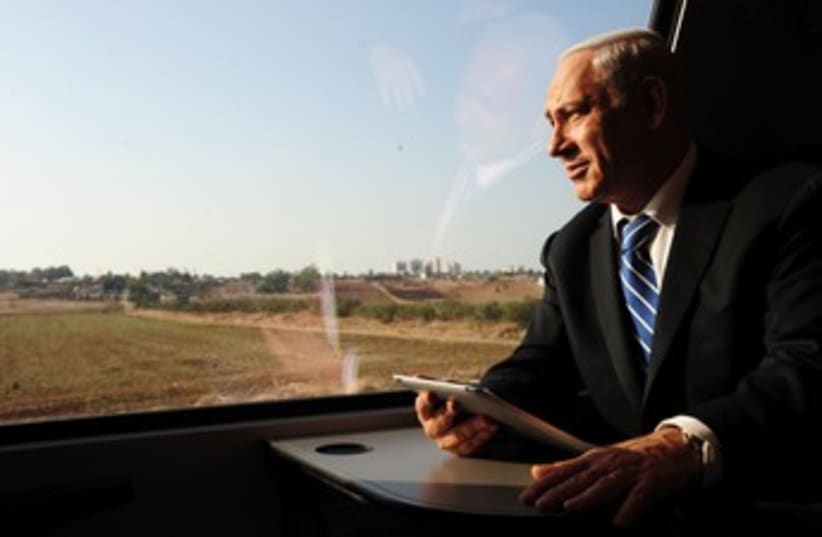 PM Binyamin Netanyahu on train to Beersheba 370 (photo credit: Kobi Gideon / GPO)