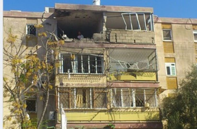 Kiryat Malachi building hit by rocket  390 (photo credit: Ben Hartman)