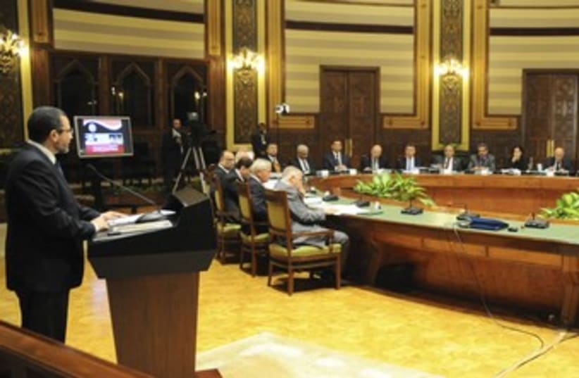 Hisham Kandil speaking to Egyptian Cabinet 370 (photo credit: REUTERS/Handout .)