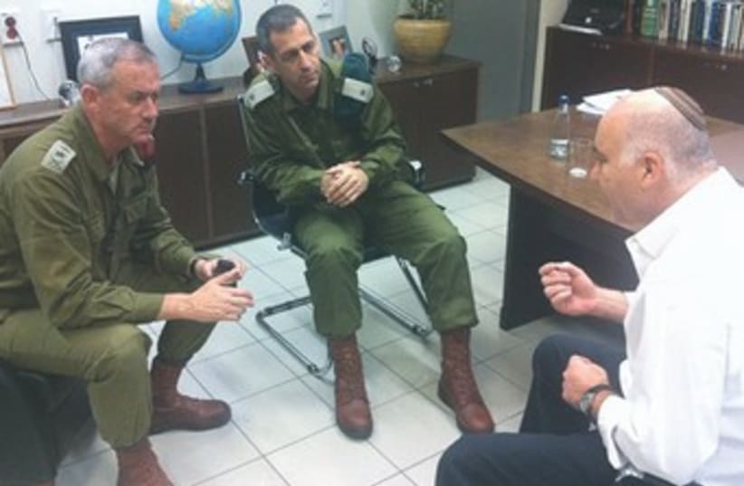 Gantz meets with Shin Bet chief Cohen 370 (photo credit: IDF Spokesman's Office)