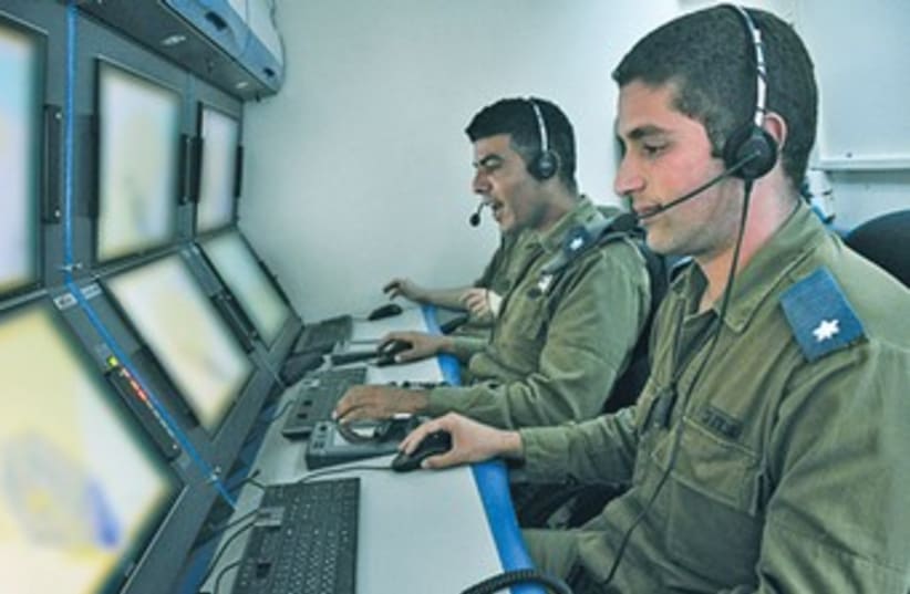 Iron Dome command center 370 (photo credit: IDF Spokesman)
