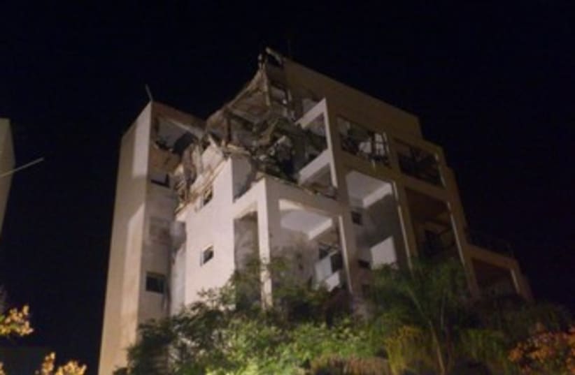 Building hit by rocket in Rishon Letzion 370 (photo credit: Ben Hartman)