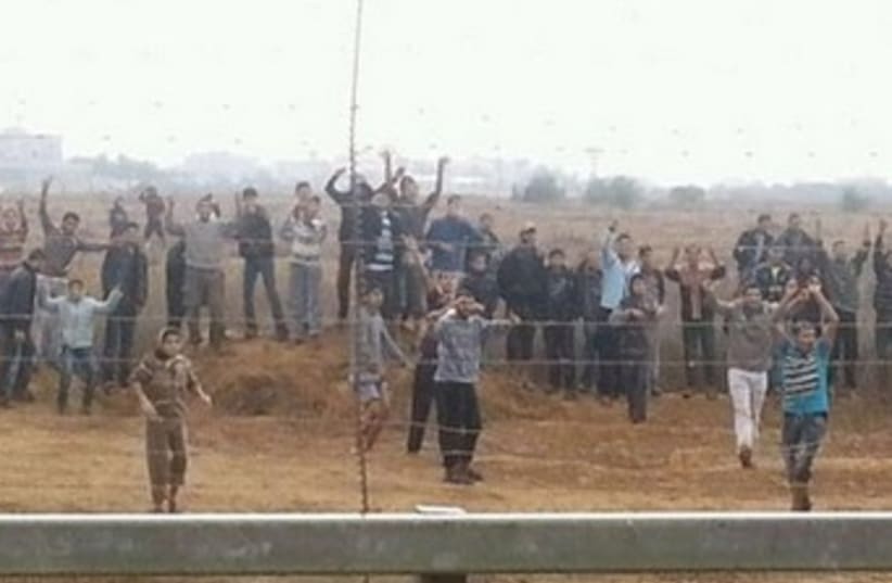 Gazans at border fence 370 (photo credit: IDF Spokesman’s Office)