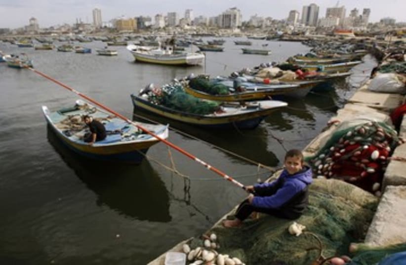 Gaza fishing 370 (photo credit: REUTERS/Ibraheem Abu Mustafa)