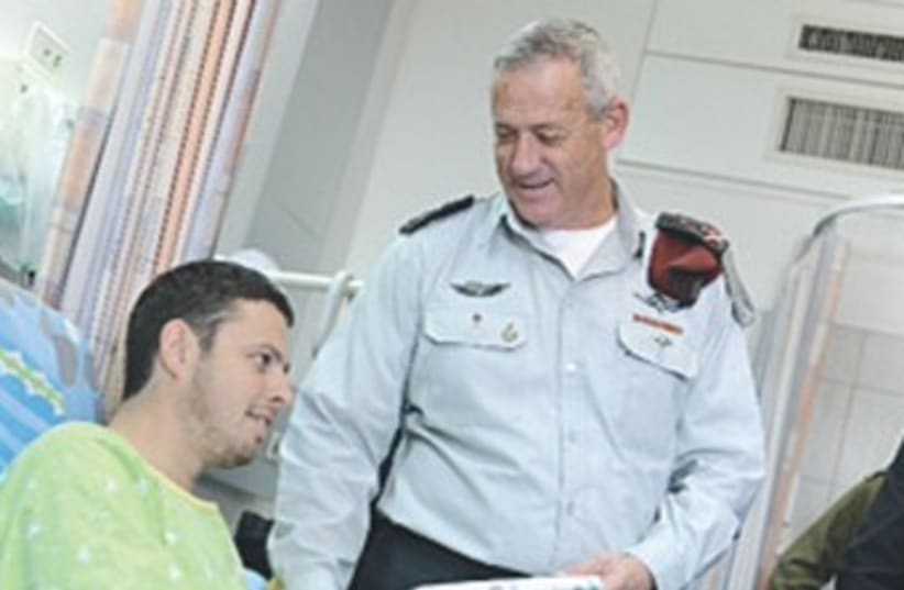 Gantz visits soldiers at Soroka University Medical Center 37 (photo credit: IDF Spokesman)