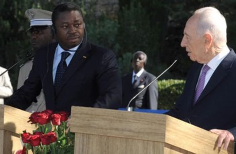 Togolese President Faure Essozimna Gnassingbe with Peres 370 (photo credit: Mark Neiman/GPO)