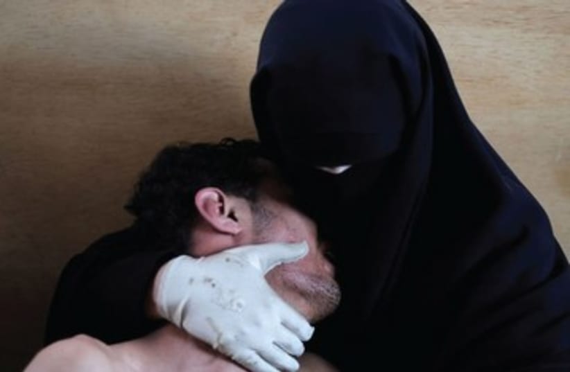 Man and woman in burka 390 (photo credit: Samuel Aranda)