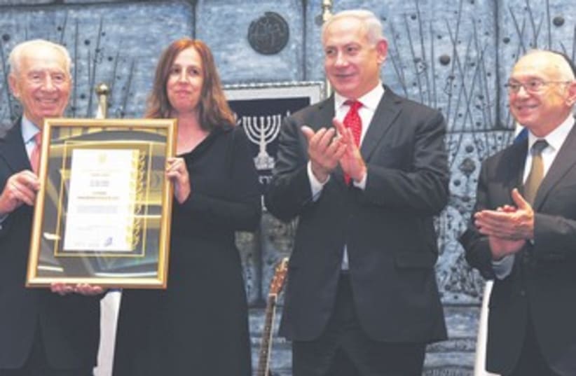 Peres, Netanyahu present award 370 (photo credit: Koby Gedon/GPO)