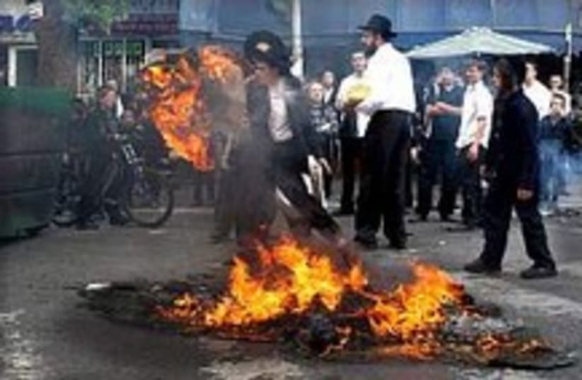 Haredim riot  224.88 (photo credit: Ariel Jerozolimski)