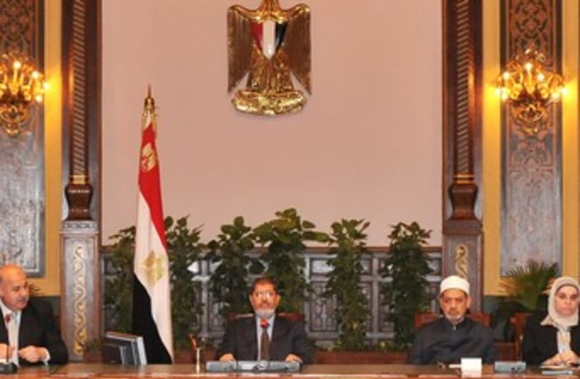 Morsi attends meeting with Mekky at presidential palace 370 (photo credit: REUTERS)