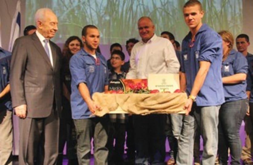 Peres with Moshav Movement youth 370 (photo credit: Yosef Avi Yair Angel)