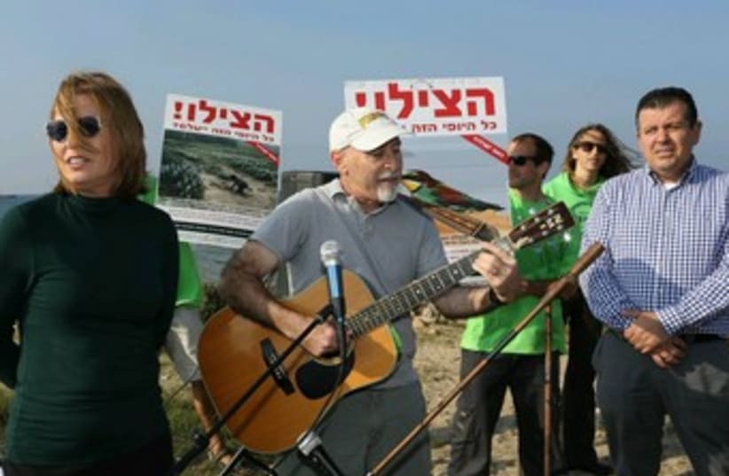 Livni at Palmahim 370 (photo credit: Courtesy The Tzipi Livni Party)