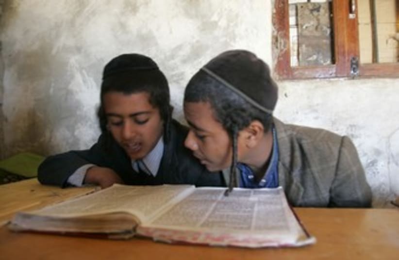 Yemeni Jewish children study torah 150 (photo credit: REUTERS/Khaled Abdullah Ali Al Mahdi)