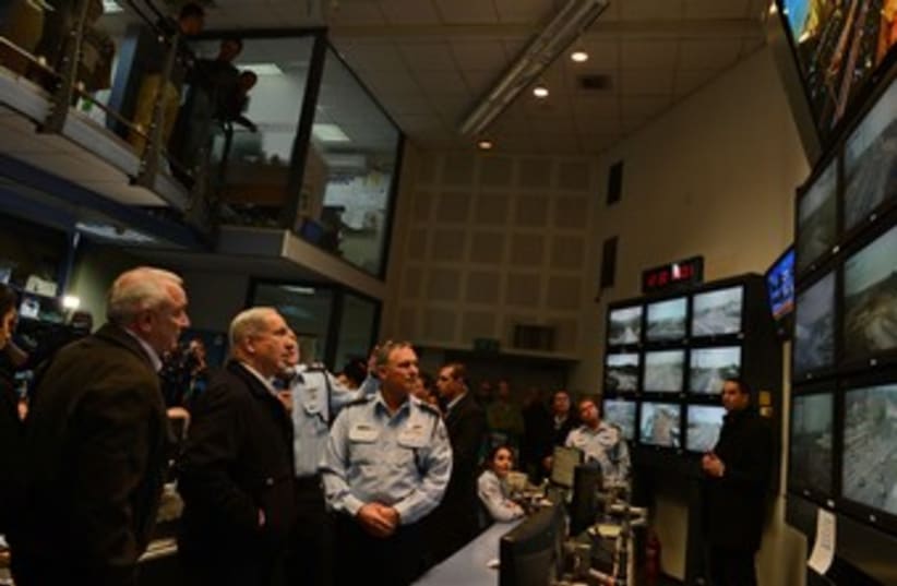 PM Netanyahu at Israel Police traffic control center 370 (photo credit: GPO / Kobi Gideon)
