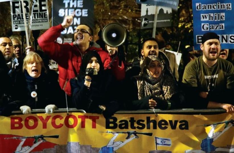 Pro-Palestinian demonstrators in London, November 2012 521 (photo credit: Reuters)