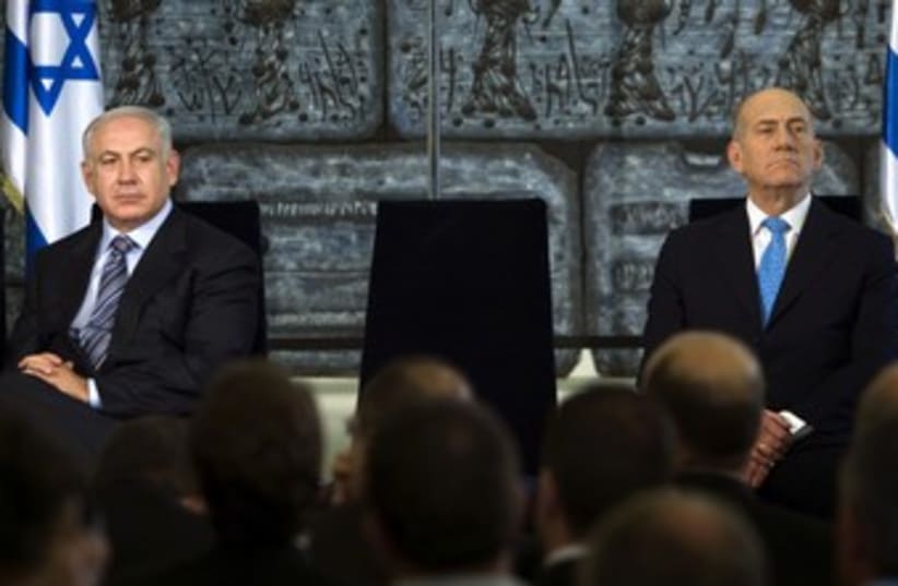 Binyamin Netanyahu and Ehud Olmert [file] 370 (photo credit: Reuters / Pool)