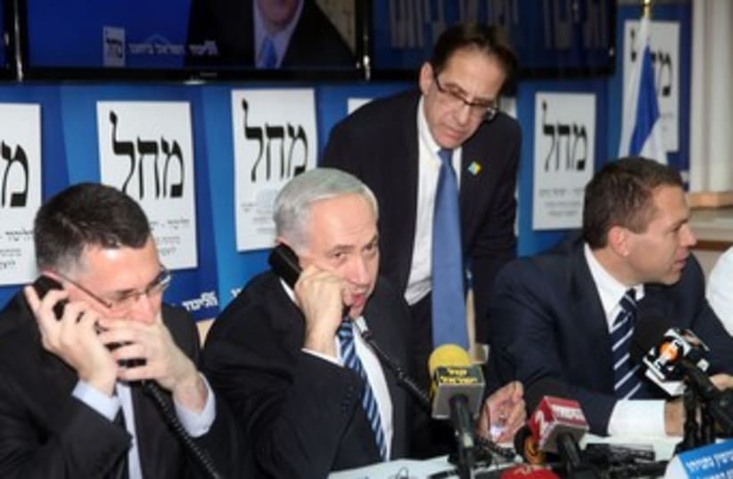 Netanyahu phones voters 370 (photo credit: Flash 90)