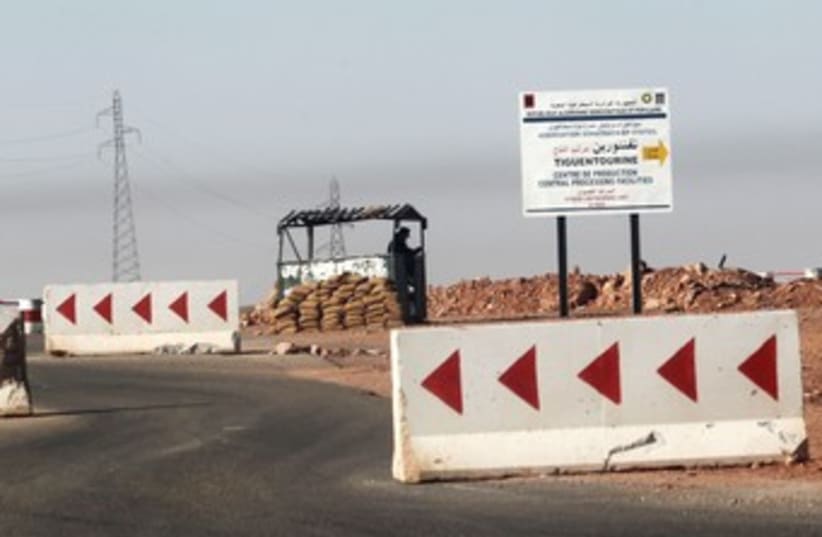 Algerian army guards road to gas plant 370 (photo credit: REUTERS)