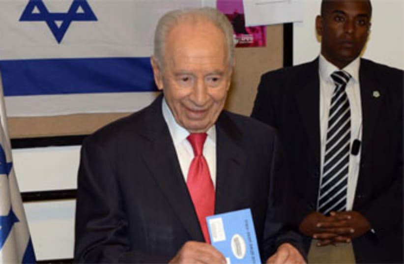 Peres votes 22113 reu370 (photo credit: Reuters)