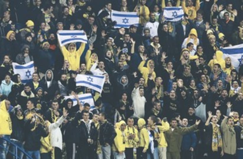 Betar Jerusalem fans 370 (photo credit: Nir Elias/Reuters)