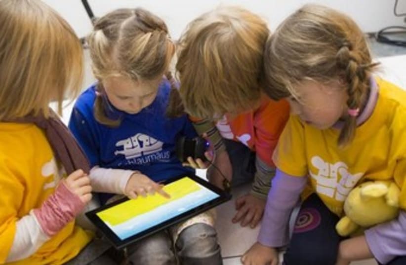 Children using tablet computer 370 (photo credit: REUTERS/Thomas Peter)