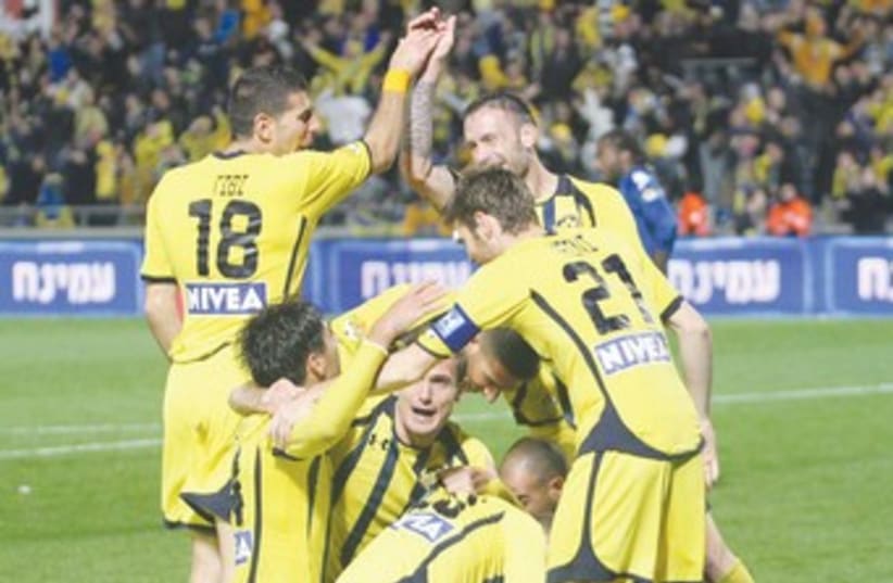 Maccabi Tel Aviv soccer victorious 370 (photo credit: Adi Avishai)