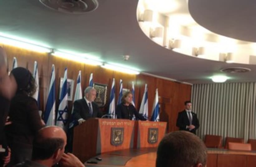 Netanyahu, Livni at press conference 370 (photo credit: LAHAV HARKOV)