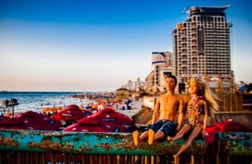Barbie and Ken: Tel Aviv beach (photo credit: Enrico Pescantini and Maria Giovanna Callea)
